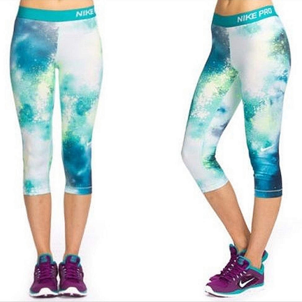 NIKE Pro Core Dri-FIT Fitted Splatter Galaxy Damen Capri Athletic Leggings